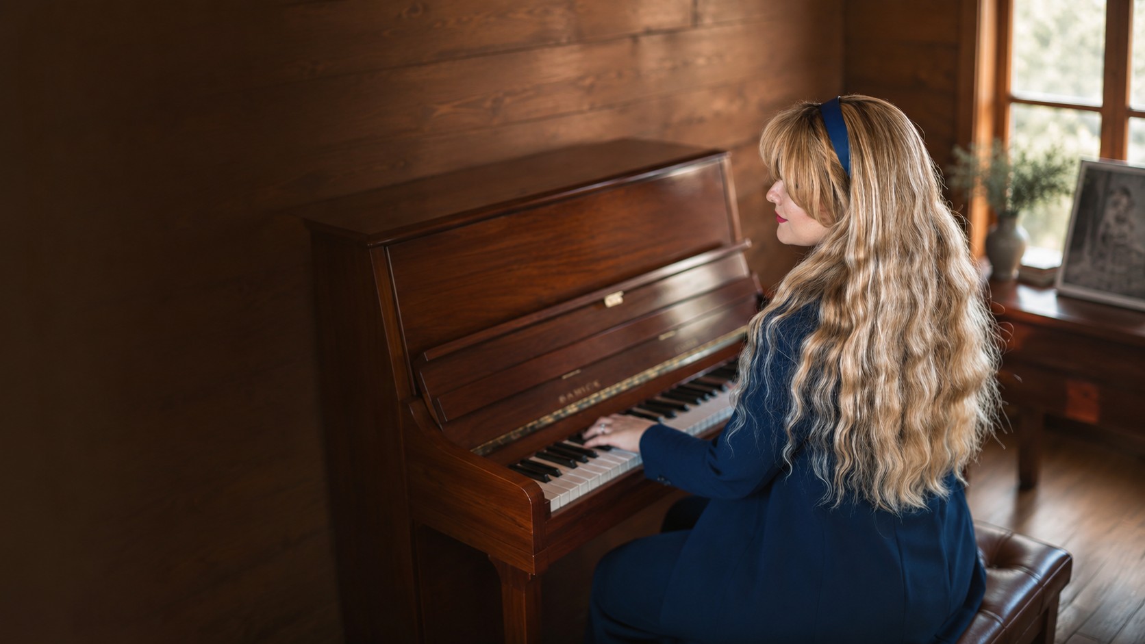 Siranoush Akhgarandouz playing piano